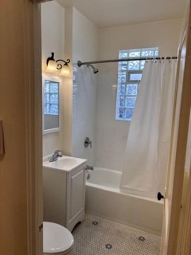 Building Photo - Wrigley Field Just A Mile Away - One Bedroom