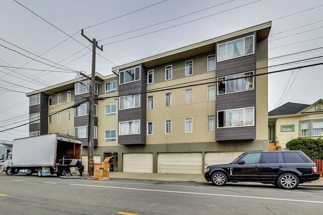 Building Photo - 4350 Kirkham St