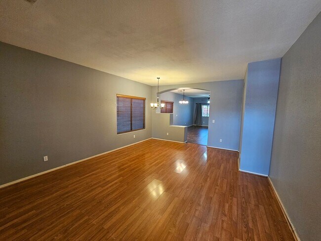 Building Photo - Great 1670 sq ft 4 bd 2 bathroom home in l...