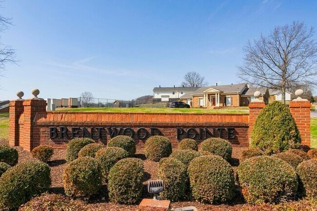 Building Photo - Beautiful 3 Bed Brentwood Townhome!