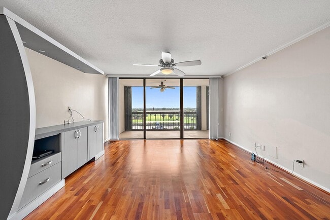 Building Photo - 356 Golfview Rd