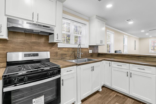 Building Photo - Tranquil Country Living on 2+ Acres — Spac...