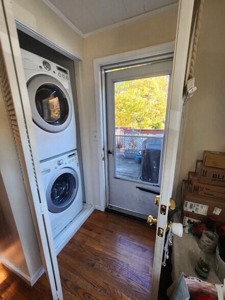 Laundry room next to private deck (2nd private entrance) - 49 Sand Rd