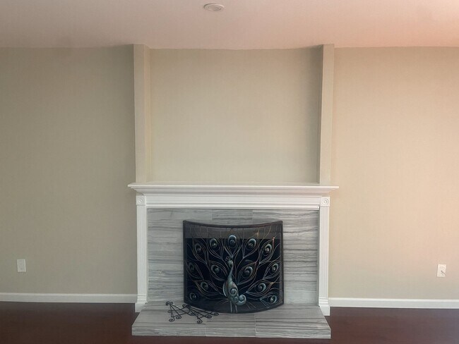 Building Photo - 1215 Club Dr