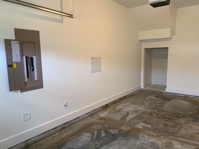 Building Photo - 3 bedroom home with garage and fenced backyard!