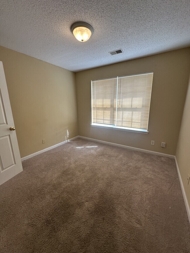 Building Photo - 110 W Tahoe Dr