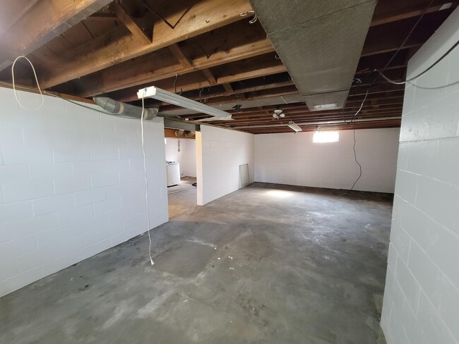 Building Photo - 812 Newman Ave