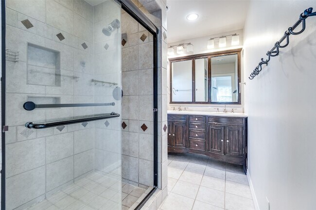 Building Photo - 6255 Deloache Ave