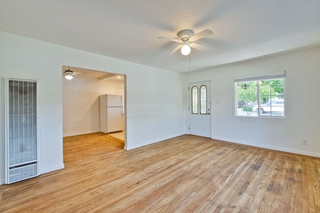 Building Photo - Duplex in Mountain View -  hardwood floors...