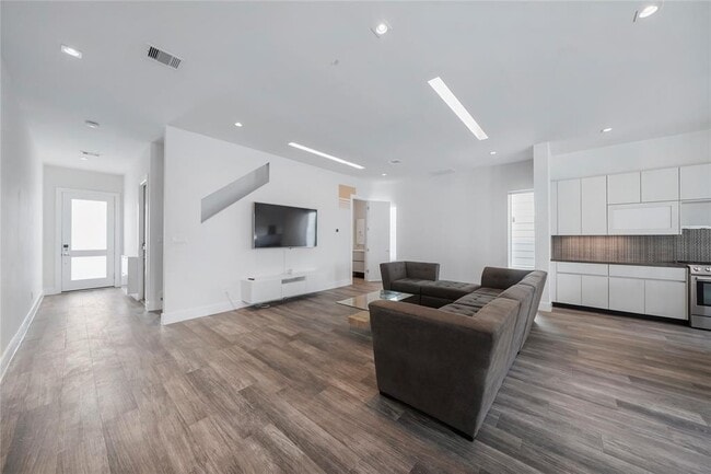 Building Photo - 5509 Paraiso Pl