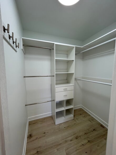 Walk-in Closet - 18 Echo Ct