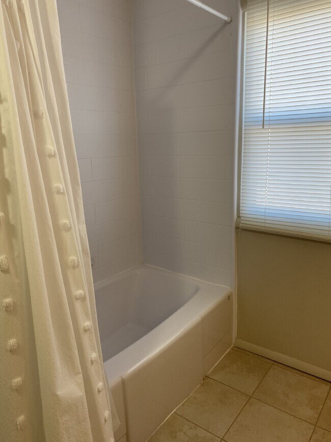 Building Photo - 4 bedroom - Hartsock