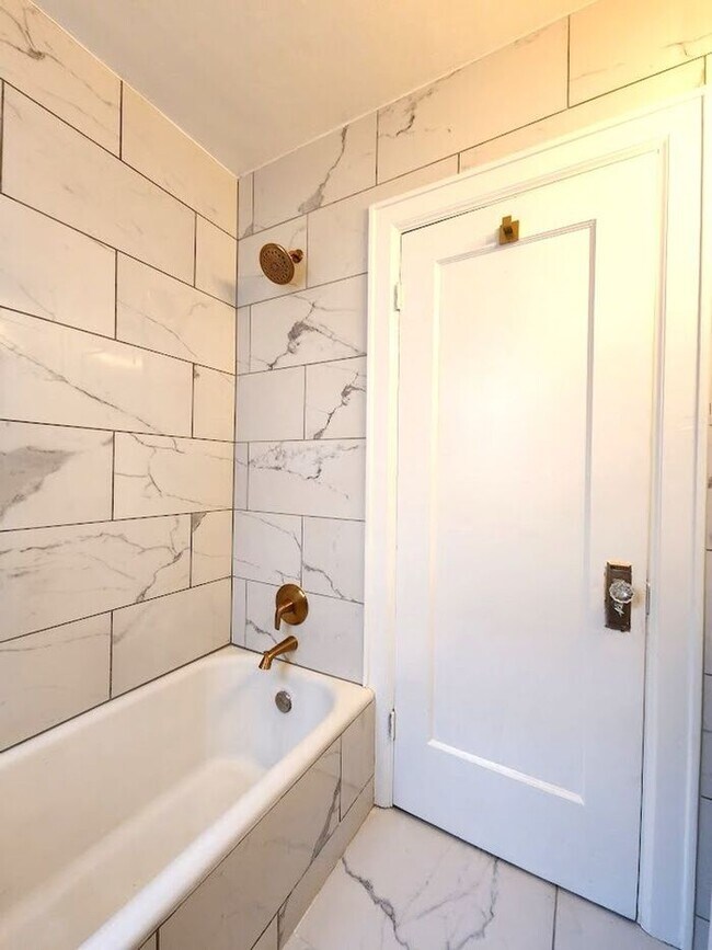 Building Photo - Remodeled 1 BED 1 BATH DUPLEX MIILER'S BLVD HISTORIC DISTRICT