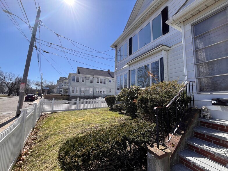 Building Photo - 121 Shore Dr