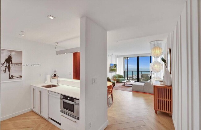 Building Photo - 2201 Collins Ave