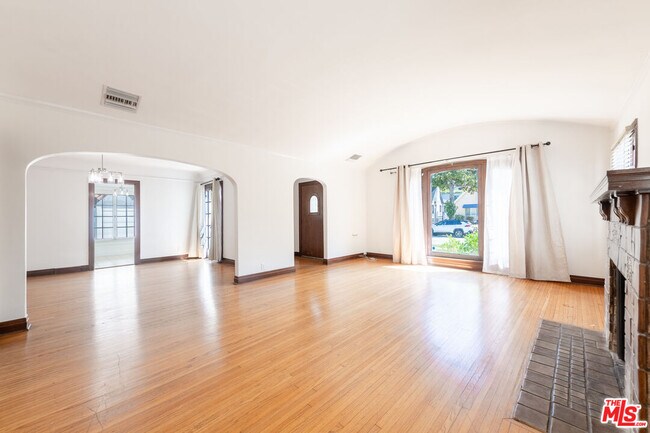 Building Photo - 319 S Orange Dr