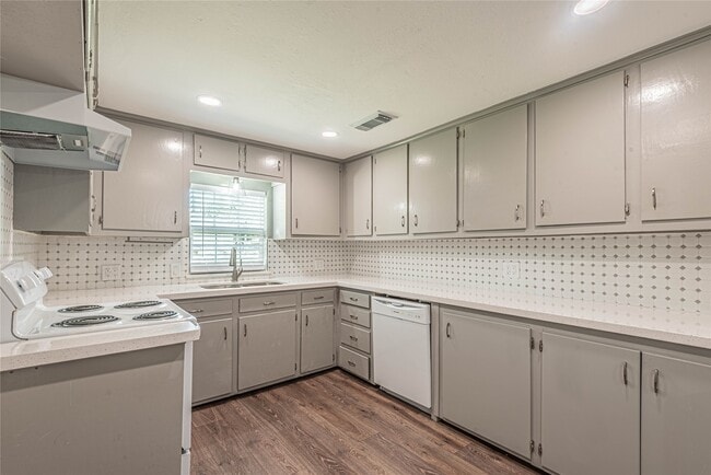 Building Photo - 2110 N Galveston Ave