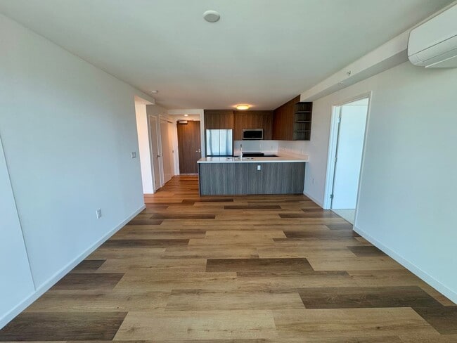 Building Photo - Brand new, high floor unit w/ 1 parking st...