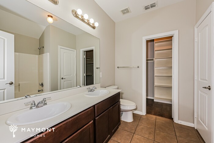 Building Photo - 3148 Evangeline Rd