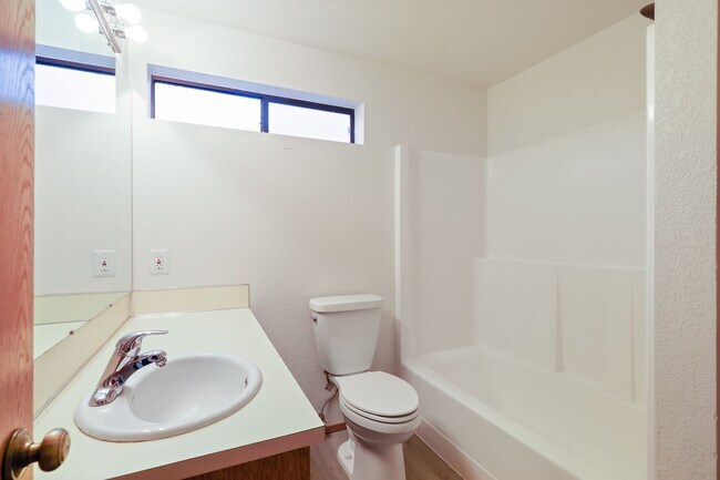 Building Photo - Move in ready, 3 bedroom rambler - Olympia School District