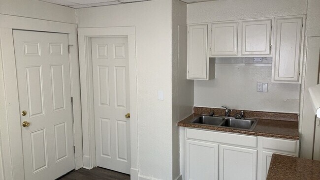 Building Photo - 338 Kenwood Ave