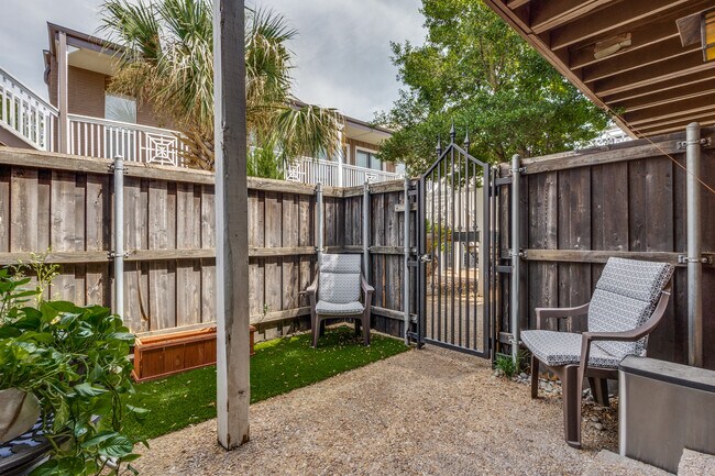 Building Photo - 5916 Sandhurst Ln