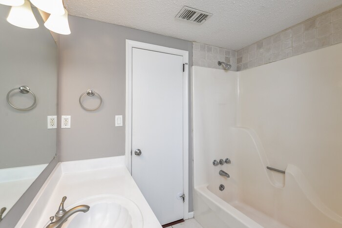 Building Photo - 6840 Briarwood Dr