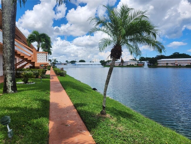 Building Photo - 920 SW 11th Ave