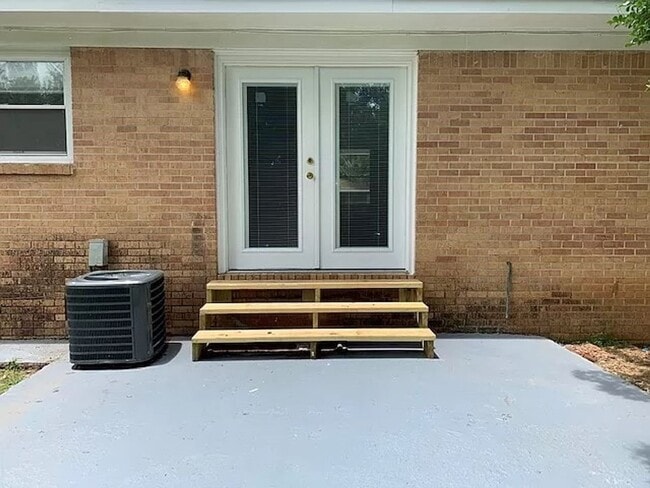 Building Photo - Cute & Cozy 3BR / 1.5BA • Hardwood Floors • Big Fenced Yard • Lawncare Included!