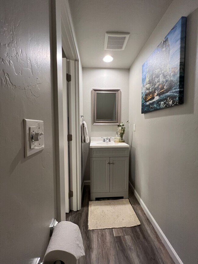 Building Photo - Cozy & Spacious Townhome for Rent