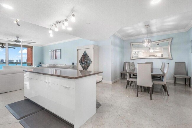 Building Photo - 2650 Lake Shore Dr