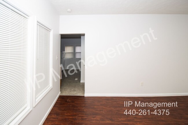 Building Photo - Newly updated 2 bedroom/1 bath in the Lora...