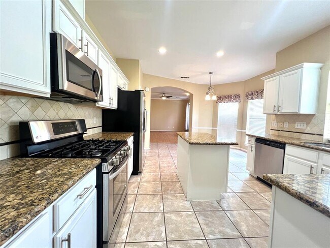 Building Photo - 22847 Red River Dr