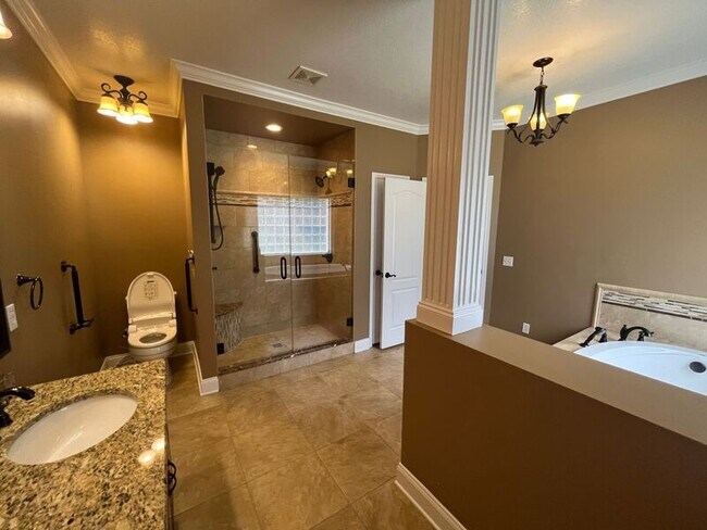 Building Photo - 607 Castle Dr