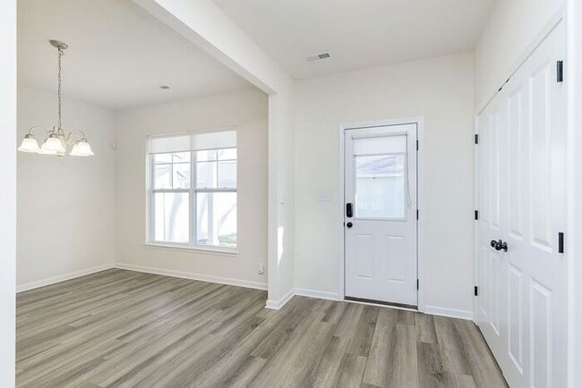 Building Photo - Beautiful 3 Bed 2.5 Bath in Central Greens...