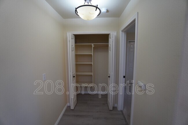 Building Photo - 5903 S Snowdrop Pl