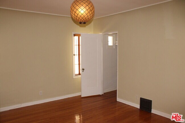 Building Photo - 1020 Hi Point St