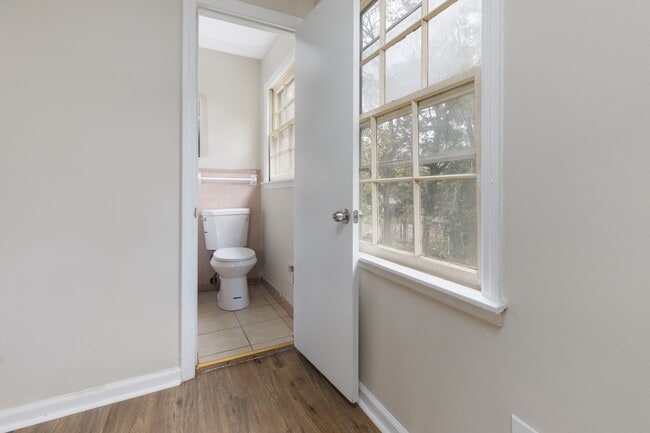 Building Photo - 4032 Summerhill Dr NW