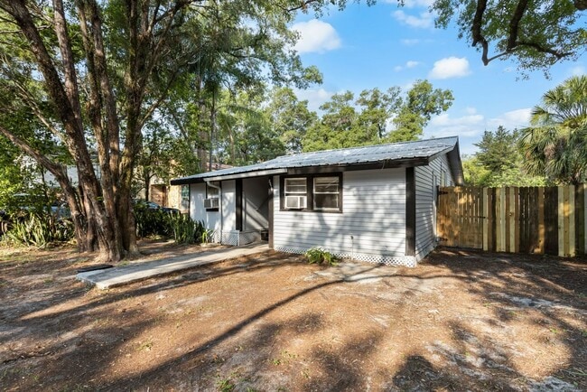 Building Photo - 3bdrm/1bath Home with large fenced yard  ** Section 8 OK ** $1,695.00