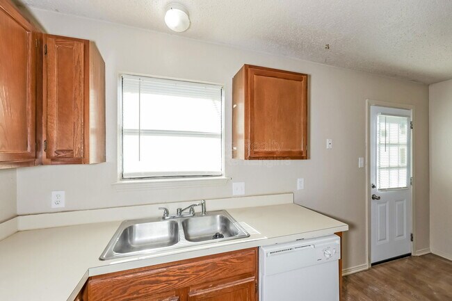 Building Photo - 5931 Shadydell Dr