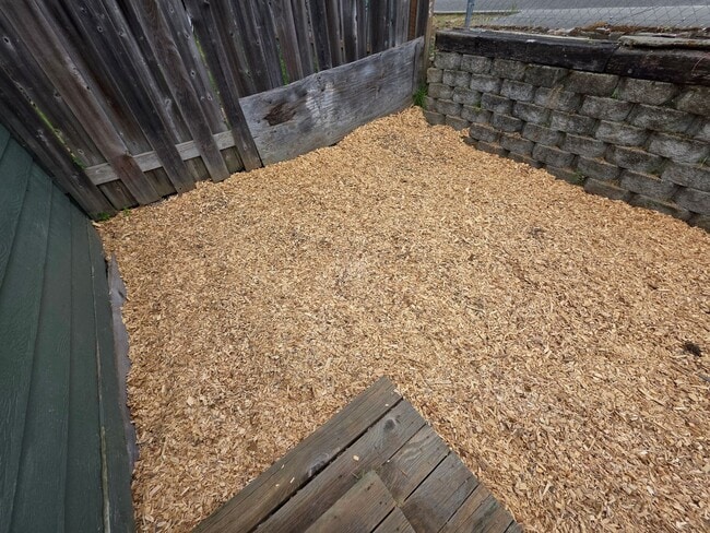 Building Photo - Large 3 bedroom 2 bath duplex. 1520 sq ft, vaulted ceilings