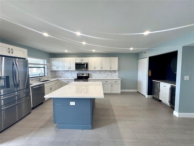 Building Photo - 12500 Capri Cir N