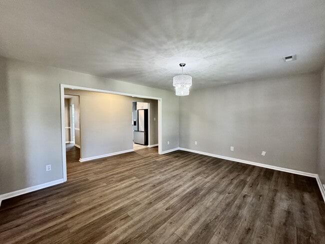 Building Photo - A Ranch Home In Great Neck!  Ready NOW!  P...