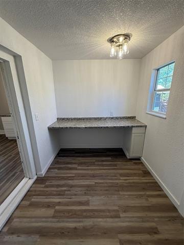 Building Photo - 705 E 9th St