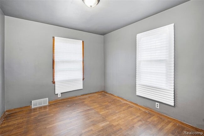 Building Photo - 1034 E Bundy Ave