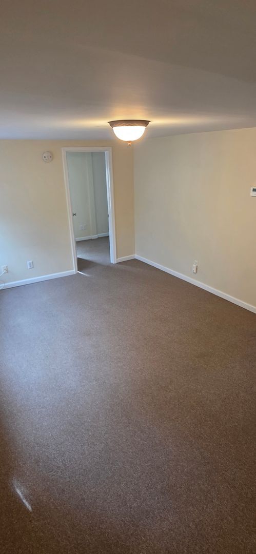 Building Photo - Detached Garage Appt. on  Beautiful Camden Ave.