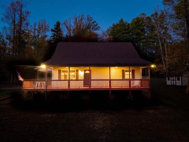 Building Photo - 450 Rhododendron Ln
