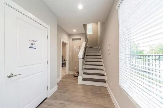 Building Photo - 1329 Buescher Dr