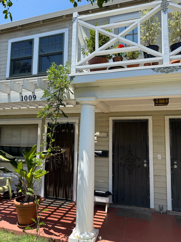 Front Entry - 1011 1/2 N Coronado St