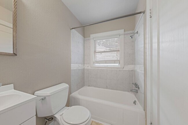 Building Photo - Charming 1-Bed Bungalow with Carport in Central San Antonio – Cozy, Bright, and Move-In Ready!